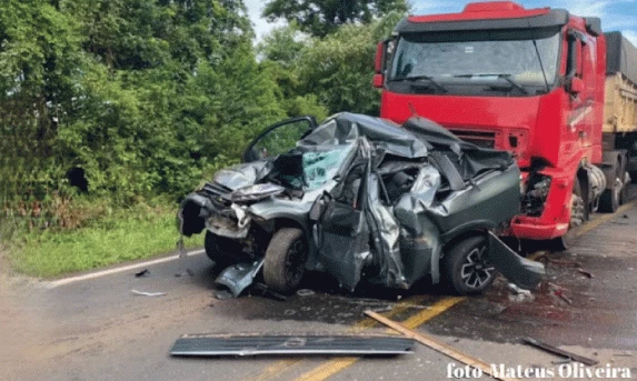 TRÂNSITO: Gravíssimo acidente é registrado na BR-163, em Santo Antônio do Sudoeste. A colisão foi tão forte que um dos veículos ficou totalmente destruído.